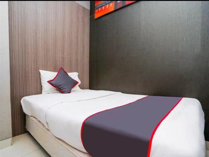 Collection O 29 Twin Tower Hotel Surabaya Exterior foto